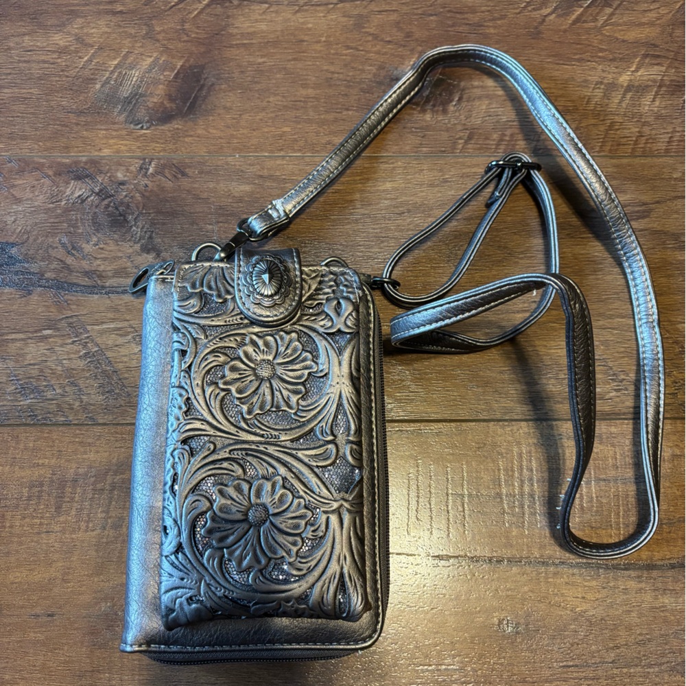 NWOT Shyanne Western Crossbody Purse With Phone Holder